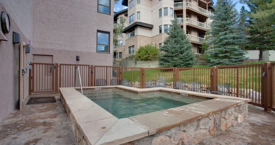 Outdoor hot tubs to be enjoyed. Photo: Resort Lodging Company - image_3